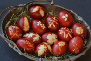 Ce conține vopseaua de ouă și cât de periculoasă este în realitate. Alternative naturale