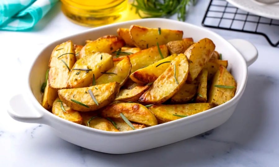 Rețetă de vară: cartofi cu pesmet, usturoi și ierburi aromatice