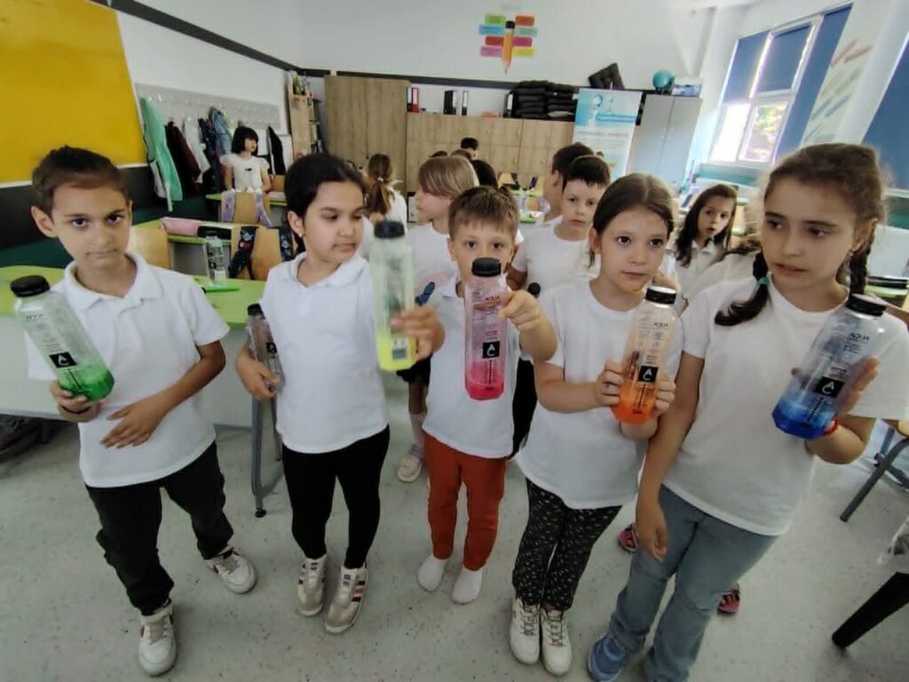Elevii au curățat simbolic apele planetei de Ziua Mondială a Oceanelor