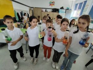 Elevii au curățat simbolic apele planetei de Ziua Mondială a Oceanelor